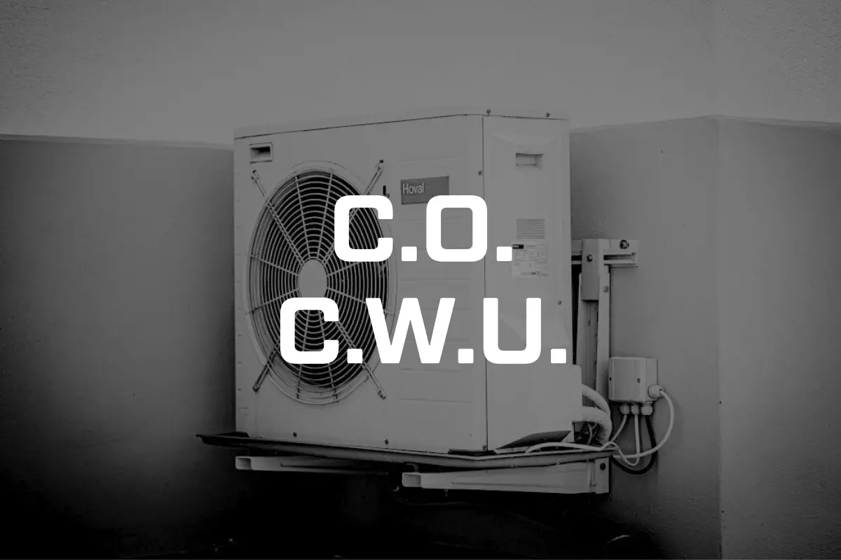 Zdjęcie przedstawia przymocowaną do elewacji pompę ciepła, z napisem C.O. C.W.U.