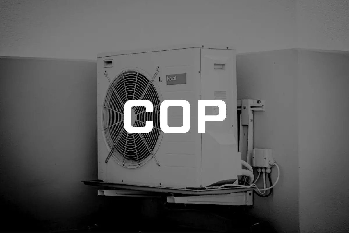 Zdjęcie przedstawia przymocowaną do elewacji pompę ciepła, z napisem COP