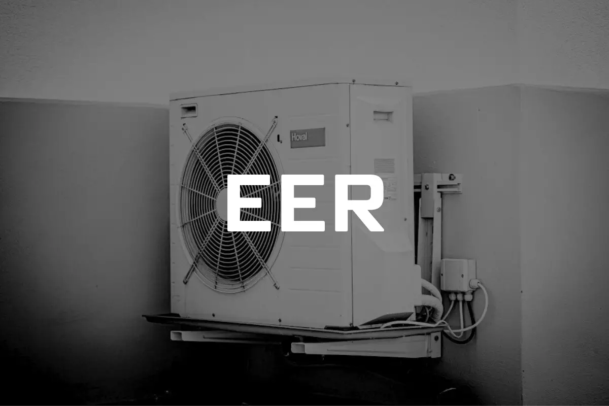 Zdjęcie przedstawia przymocowaną do elewacji pompę ciepła, z napisem EER