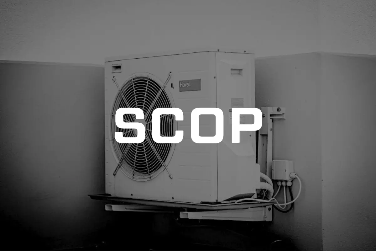Zdjęcie przedstawia przymocowaną do elewacji pompę ciepła, z napisem SCOP